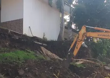 Material longsor di halaman belakang Pendopo Bupati Pandeglang, sedang dibereskan menggunakan alat berat, Senin (8/8/2022). (ISTIMEWA)