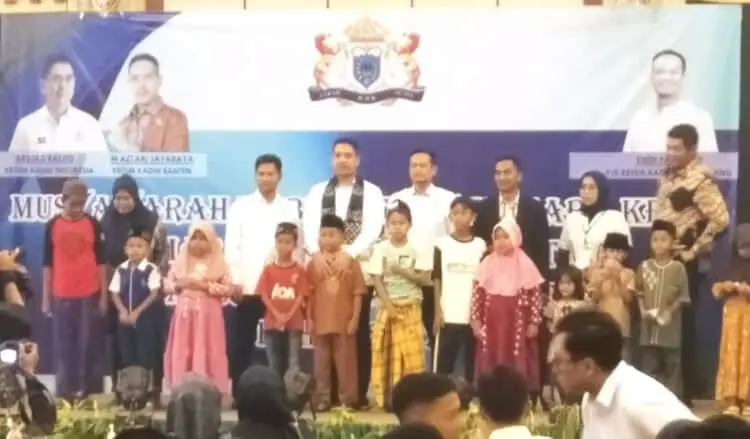 Ketum dan Jajaran Pengurus Kadin Banten Santuni Puluhan Yatim