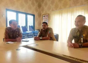 Kiri, Kepala BKPSDM Pandeglang, M Amri, didampingi jajarannya sedang diwawancarai wartawan, di Aula BKPSDM Pandeglang, Senin (15/8/2022). (ISTIMEWA)