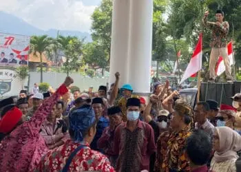 Sidang Paripurna DPRD Pandeglang Diwarnai Aksi RT RW