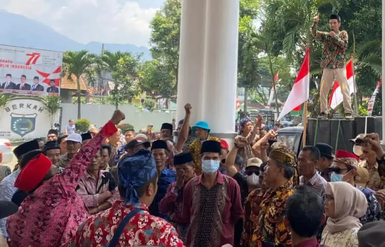 Sidang Paripurna DPRD Pandeglang Diwarnai Aksi RT RW