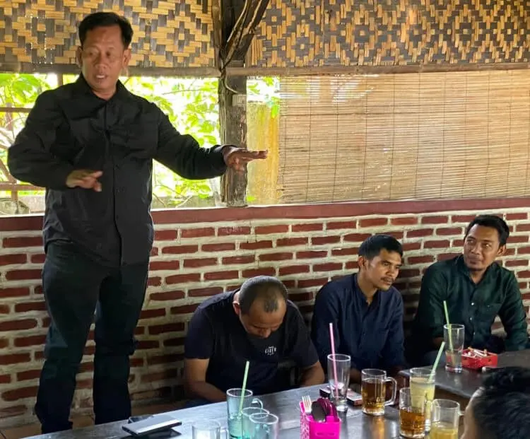Mantan Calon Wali Kota Cilegon, H. Awab, sedang memberikan sambutan pada saat bersilaturahmi dengan wartawan, di salah satu rumah makan di Pandeglang, Rabu (24/8/2022). (ISTIMEWA)