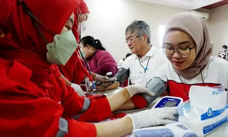 Tenaga Kesehatan PMI Kota Tangerang Terima Vaksinasi Covid-19 Dosis Booster Kedua