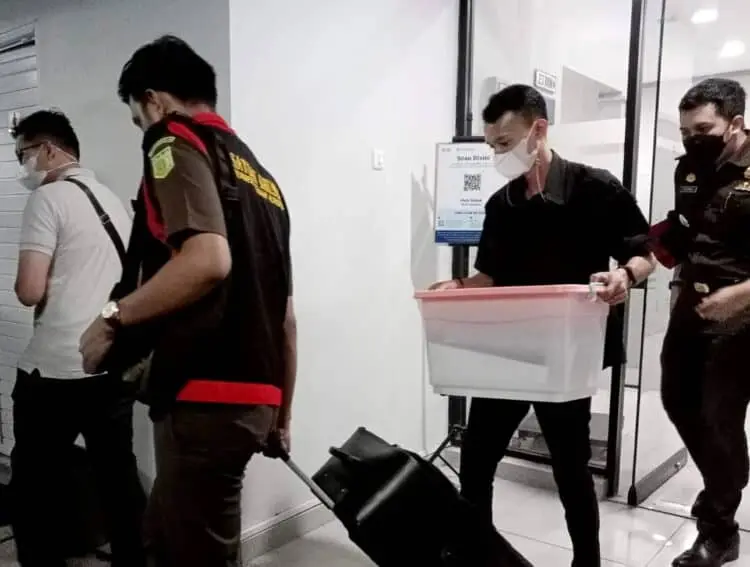 Tim penyidik Kejari Pandeglang, melakukan penggeledahan di Bank BRI KC Pandeglang, beberapa waktu lalu. (ISTIMEWA)
