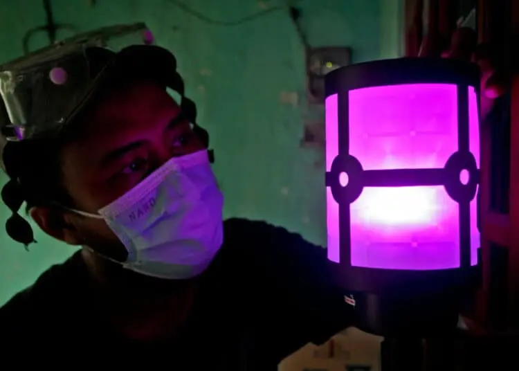Foto Perajin Lampu Hias Berbahan Dasar Pipa di Tangerang