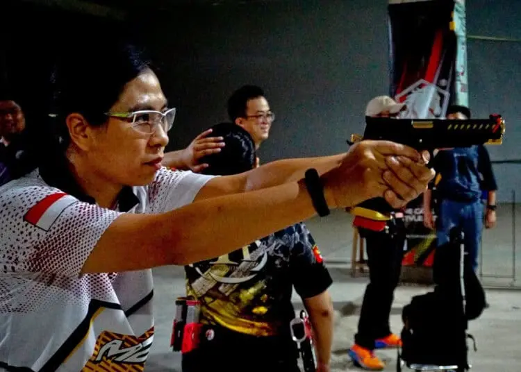 Foto Atlet Airsoft Gun Tangerang Latihan Menembak di Mal