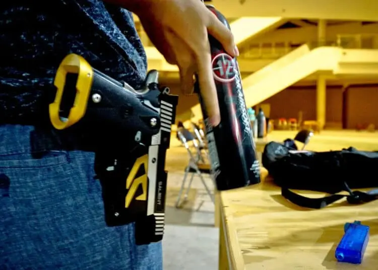 Foto Atlet Airsoft Gun Tangerang Latihan Menembak di Mal