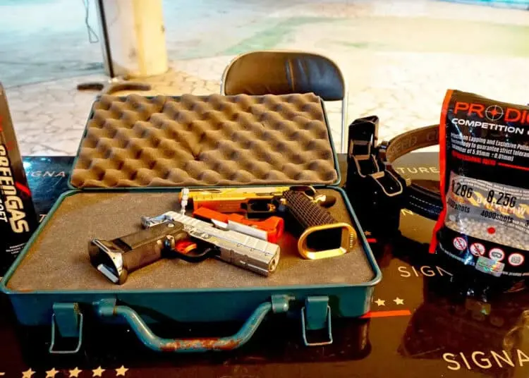 Foto Atlet Airsoft Gun Tangerang Latihan Menembak di Mal