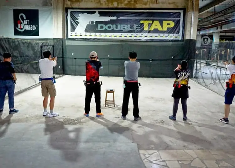 Foto Atlet Airsoft Gun Tangerang Latihan Menembak di Mal