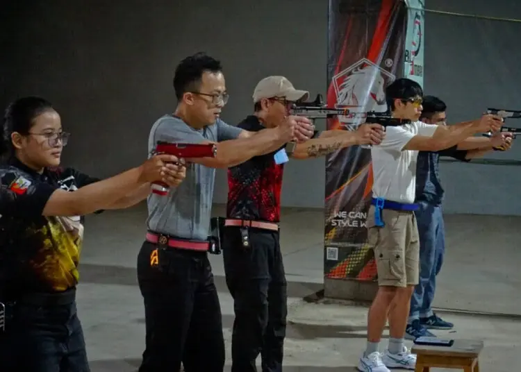 Foto Atlet Airsoft Gun Tangerang Latihan Menembak di Mal