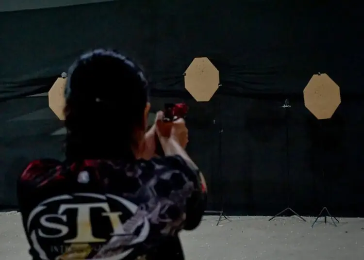 Foto Atlet Airsoft Gun Tangerang Latihan Menembak di Mal