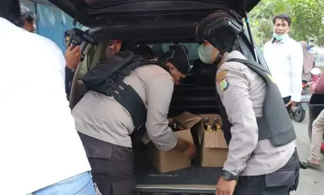 Polisi Amankan Puluhan Botol Miras dari Toko Kelontong di Cipondoh