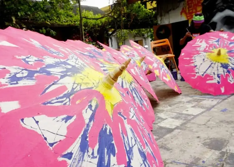 Foto Seni Lukis Payung Tradisional di Kota Tangerang