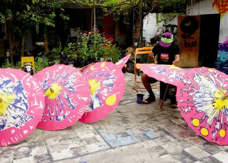 Foto Seni Lukis Payung Tradisional di Kota Tangerang