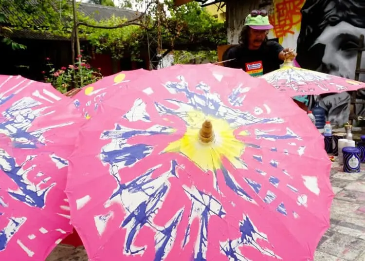 Foto Seni Lukis Payung Tradisional di Kota Tangerang