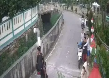 Aksi Tawuran Pelajar di Bumi Pamulang Indah Terekam CCTV