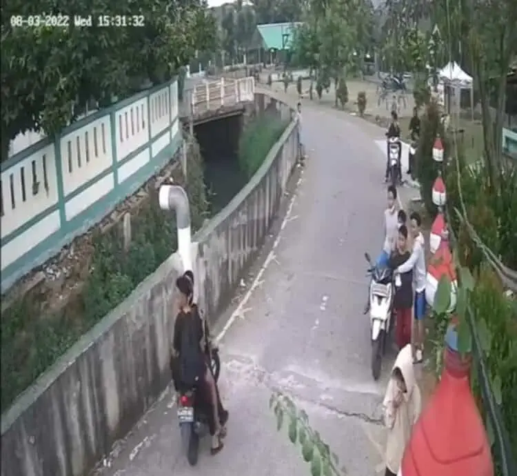 Aksi Tawuran Pelajar di Bumi Pamulang Indah Terekam CCTV
