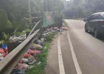 Sampah menumpuk dipinggir jalan, tepatnya di sekitaran jembatan Bama, Desa Bama, Kecamatan Pagelaran, Kabupaten Pandeglang, Minggu (28/8/2022). (NIPAL SUTIANA/SATELITNEWS.ID)