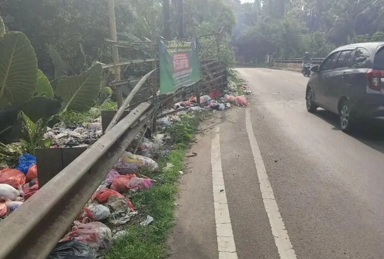 Spanduk Larangan Buang Sampah Sembarang di Pandeglang Diacuhkan, Begini Faktanya