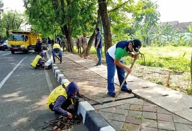 Hari Minggu, Wali Kota Arief Pilih Pegang Pacul dan Tongkat, Lalu Begini Kegiatannya
