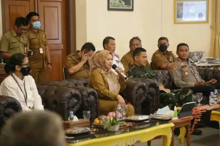 Bupati Pandeglang, Irna Narulita, sedang menyampaikan harapannya soal pembangunan Tol Serang-Panimbang, di Pendopo Pandeglang, Senin (22/8/2022).  (ISTIMEWA)