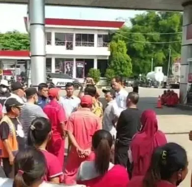 Belasan Orang Demo di Depan SPBU di Neglasari, Ini Sebabnya