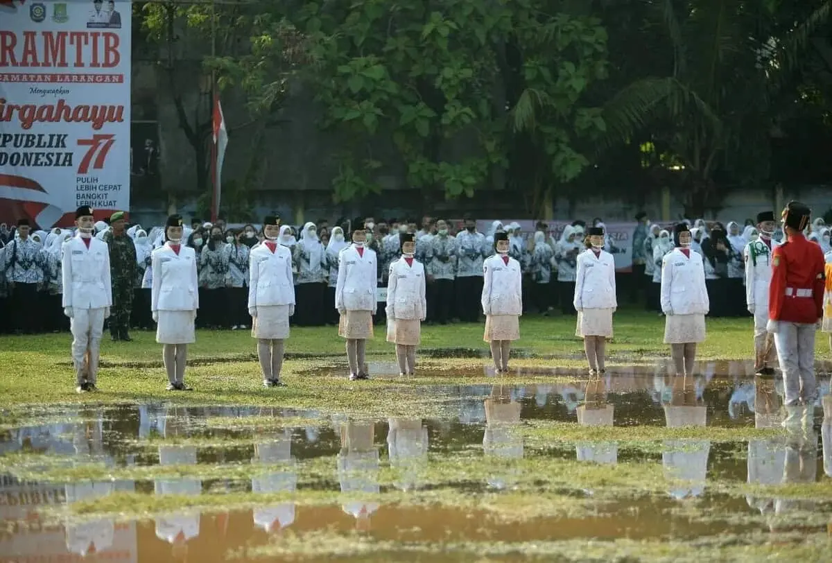 Demi Kibarkan Merah Putih, Anggota Paskibra Larangan “Terjang” Genangan Hingga Seragam Kotor