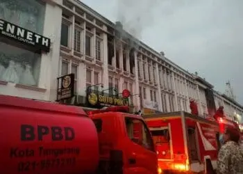 Restoran Soto di Perumahan Elit Modernland Terbakar, Lima Mobil Damkar Diluncurkan