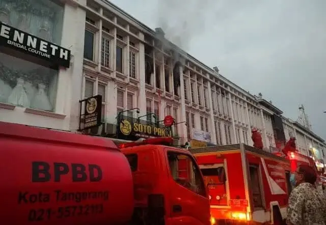 Restoran Soto di Perumahan Elit Modernland Terbakar, Lima Mobil Damkar Diluncurkan