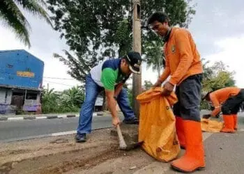 Hari Minggu, Wali Kota Arief Pilih Pegang Pacul dan Tongkat, Lalu Begini Kegiatannya