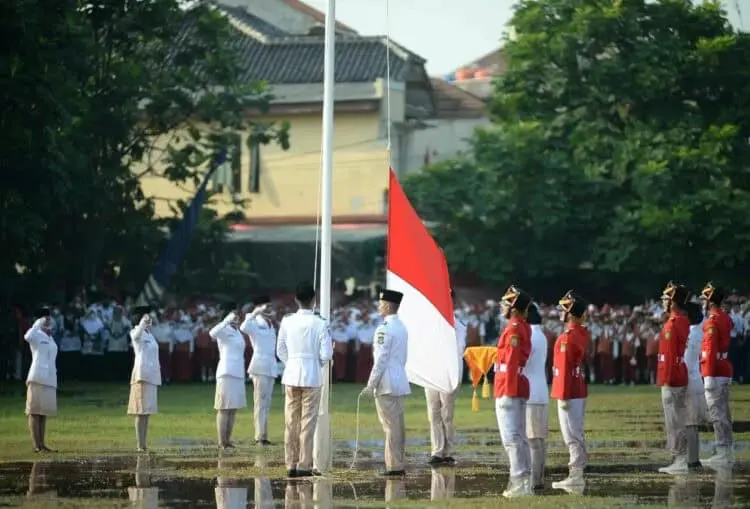 Demi Kibarkan Merah Putih, Anggota Paskibra Larangan “Terjang” Genangan Hingga Seragam Kotor