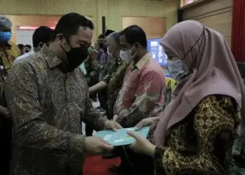 Wali Kota Arief Serahkan 1.046 Sertipikat Tanah Program PTSL Kepada Warga