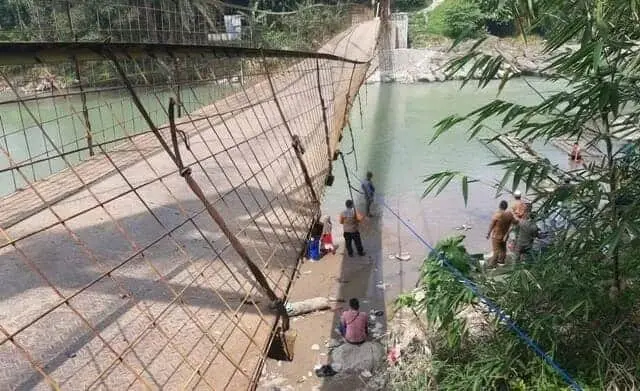 Bupati Iti Janjikan Perbaikan Jembatan Gantung Cuping Lewat Dana BTT