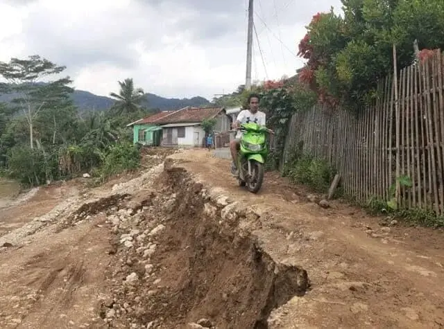 Penanganan Jalan Parakan Besi di Lebak Membutuhkan Turap Permanen