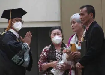 Tangis Untuk Brigadir J di Wisuda UT