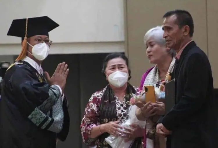 Tangis Untuk Brigadir J di Wisuda UT