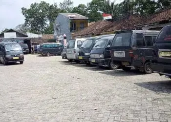 Sejumlah angkot mangkal di Pandeglang. (ISTIMEWA)