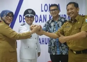 Wabup Pandeglang, Tanto Warsono Arban, foto bersama dengan Kades Bandung usai menghadiri lomba desa tingkat regional di Kantor Kemendagri Bina Pemerintahan Desa, Senin (5/9/2022). (ISTIMEWA)