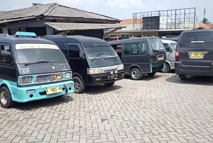 Buntut Kenaikan Harga BBM, Ratusan Sopir Angkot di Pandeglang Mogok Beroperasi