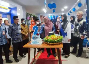 Bupati Pandeglang Irna Narulita, bersama jajarannya sedang merayakan HUT MPP Pandeglang, di MPP Pandeglang, beberapa waktu lalu. ! ISTIMEWA)
