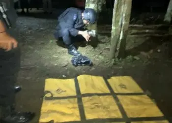 Anggota Gegana Polda Banten, sedang mengevakuasi Bom, yang ditemukan warga, Selasa (13/9/2022). (ISTIMEWA)