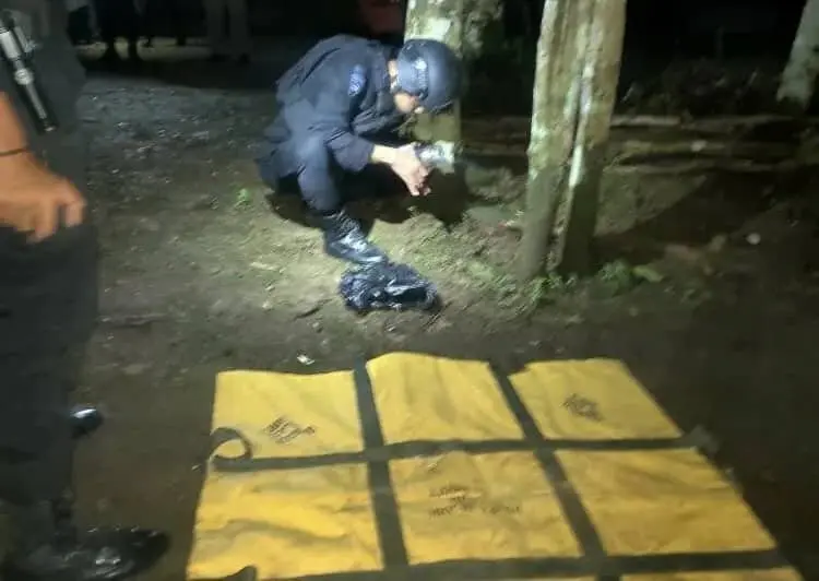 Anggota Gegana Polda Banten, sedang mengevakuasi Bom, yang ditemukan warga, Selasa (13/9/2022). (ISTIMEWA)