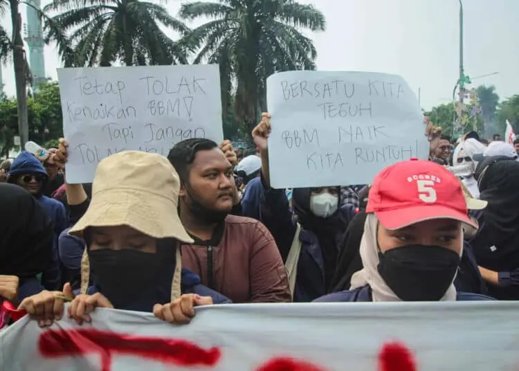 Foto Aksi Unjuk Rasa Tolak Kenaikan Harga BBM di Kota Tangerang