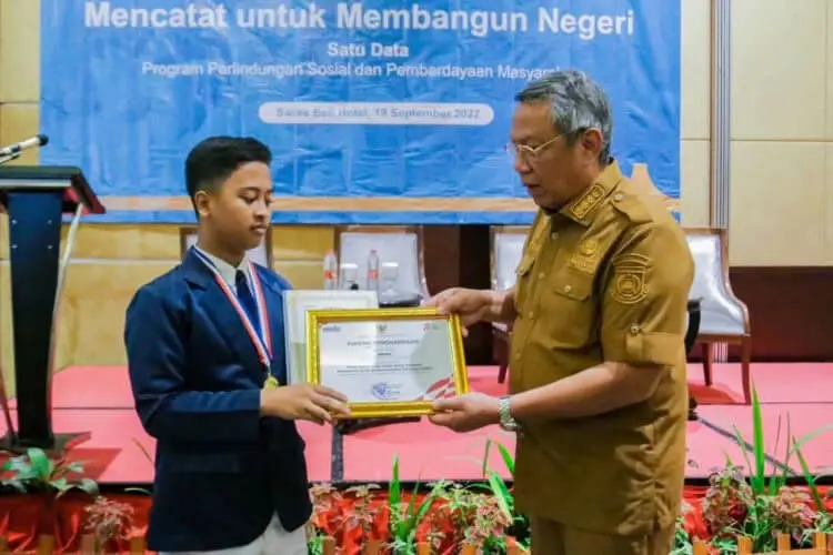 Pemkot Beri Penghargaan Siswa MTsN 1 Tangerang Selatan