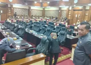 Tiga anggota DPRD Kabupaten Serang, terlihat baru masuk ke ruang paripurna, Senin (5/9/2022). (SIDIK/SATELITNEWS.ID)
