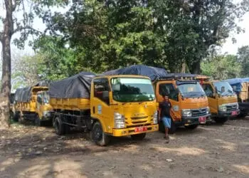 Puluhan truk bermuatan sampah, terparkir di Kantor DLH Kabupaten Serang. (DOKUMEN/SATELITNEWS.ID)