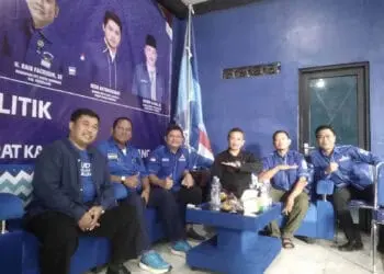 Pengurus dan jajaran kader DPC Partai Demokrat Pandeglang, berbincang dan duduk santai, di depan sekretariatnya