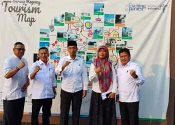 Kepala Disporapar Kabupaten Serang, Anas Diwsatya Prasadya (tengah), foto bersama dengan jajarannya. (ISTIMEWA)