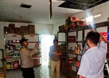 Anggota Satreskrim Polsek Curug Polresta Serang Kota, melakukan olah TKP, Sabtu (10/9/2022). (ISTIMEWA)
