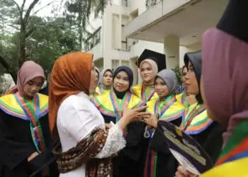 Haru Bahagia, Penerima Beasiswa UI Pemkab Serang Diwisuda